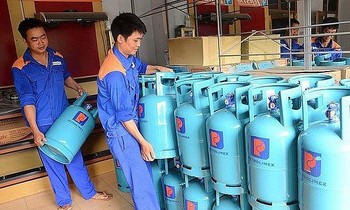 Từ 1/9, giá gas bán lẻ sẽ tiếp tục được điều chỉnh giảm 7.000 đồng bình 12kg và 26.235 đồng đối với bình gas 45kg .