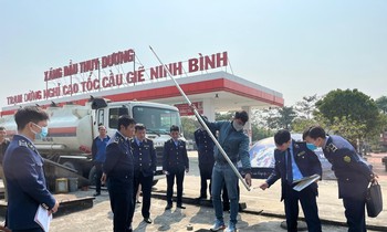 Lực lượng quản lý thị trường kiểm tra bồn chứa của cây xăng
