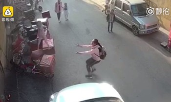 Bé gái dũng cảm đưa tay đỡ em bé rơi từ lầu 3 xuống.