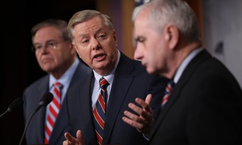 Các thượng nghị sỹ Lindsey Graham, Robert Menendez, và Jack lên tiếng chống quyết định của Donald Trump triệt thoái quân Mỹ khỏi Syria. Ảnh: Win McNamee/Getty Images