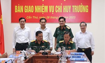 Bản tin 8H: Bàn giao nhiệm vụ Chỉ huy trưởng Bộ Chỉ huy Quân sự TP Cần Thơ 