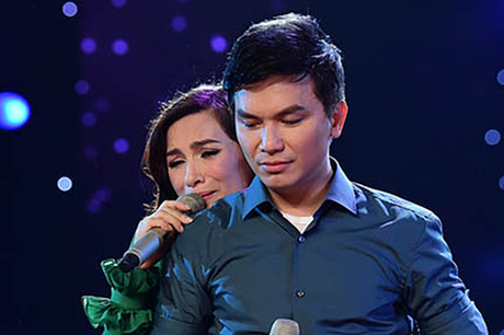 Mạnh Quỳnh mắt đỏ hoe, khóc trong đêm mưa nhớ Phi Nhung