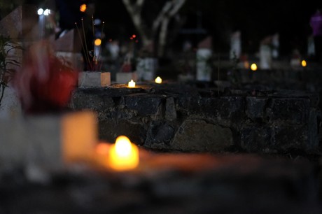 Xúc động hình ảnh những ngọn nến trong đêm ở Nghĩa trang Hàng Dương