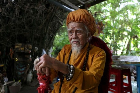 Cụ ông người Việt với bộ tóc dài gần 5m lên báo nước ngoài tiết lộ niềm  tin mạnh mẽ khiến ông không dám cắt suốt 80 năm qua