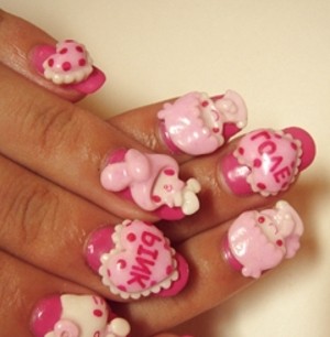 Hello Kitty nail: Gửi gắm sự yêu thương đến thế giới của các bạn nhỏ bằng loạt thiết kế Hello Kitty trên móng tay. Hãy thể hiện sự yêu quý và sáng tạo của bạn với các mẫu móng tay được lấy cảm hứng từ nhân vật đáng yêu này.