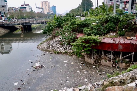Hà Nội là một trong những thành phố đông dân nhất Việt Nam, điều này cũng khiến cho môi trường ở đây bị ô nhiễm nhiều hơn. Nhưng đừng lo lắng, hãy xem hình ảnh để thấy rằng môi trường ở Hà Nội vẫn đầy sức sống và đẹp như thế nào.
