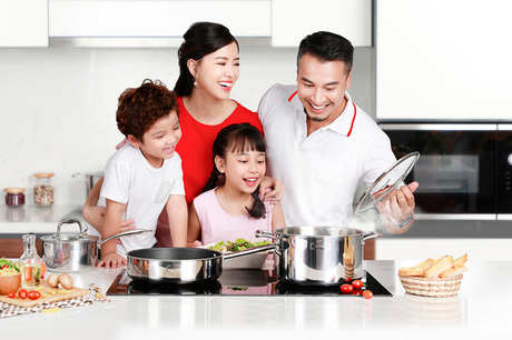 Sự đoàn viên của gia đình càng thăng hoa khi lại cùng nhau nấu ăn. Hãy xem ảnh gia đình nấu ăn của chúng tôi và cùng cảm nhận hơi ấm đầy tình thân tràn về nơi bạn.