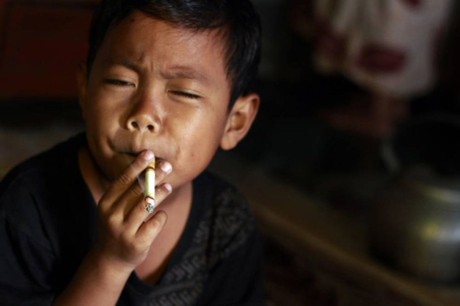 Chứng kiến những hình ảnh em bé buồn khi chứng kiến thuốc lá sẽ làm bạn đau lòng nhưng cũng sẽ nhận ra ý nghĩa của việc phải bảo vệ các thế hệ tương lai khỏi tác hại của thuốc lá.