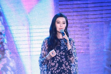 Phạm Băng Băng đỏ mặt vì hớ hênh