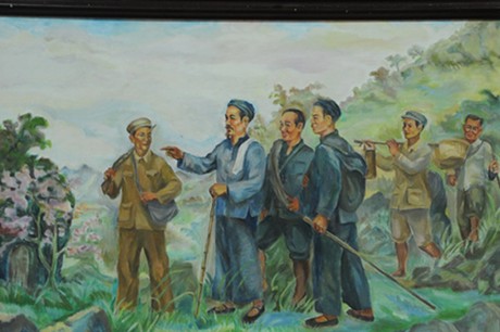 Bảo vệ Bác Hồ: Bác Hồ - cha đất nước, người đã dẫn dắt dân tộc Việt Nam vượt qua những thử thách và khó khăn. Hãy xem hình ảnh về chiến sĩ bảo vệ Bác Hồ để cảm nhận được tình yêu và sự tận tụy của họ đối với người lãnh đạo vĩ đại này.