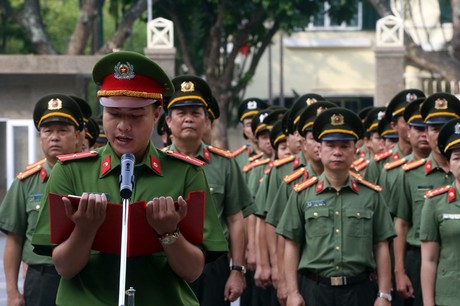 Trang phục Công an Việt Nam năm 2024 đã được cải tiến và nâng cấp để đảm bảo tính thẩm mỹ và đồng bộ hóa. Hãy xem ảnh để khám phá vẻ đẹp của những chiếc áo sơ mi và quần âu của Công an Việt Nam.