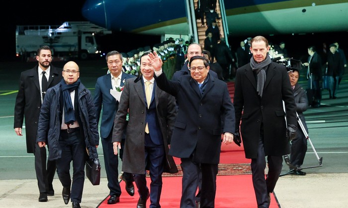 Thủ tướng Phạm Minh Chính đến sân bay Findel, bắt đầu thăm chính thức Luxembourg