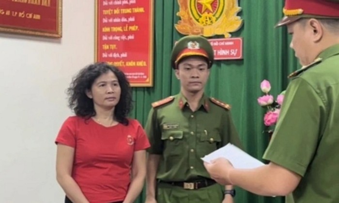Bà Hàn Ni thời điểm công an tống đạt quyết định khởi tố, bắt tạm giam. Ảnh: Công an cung cấp