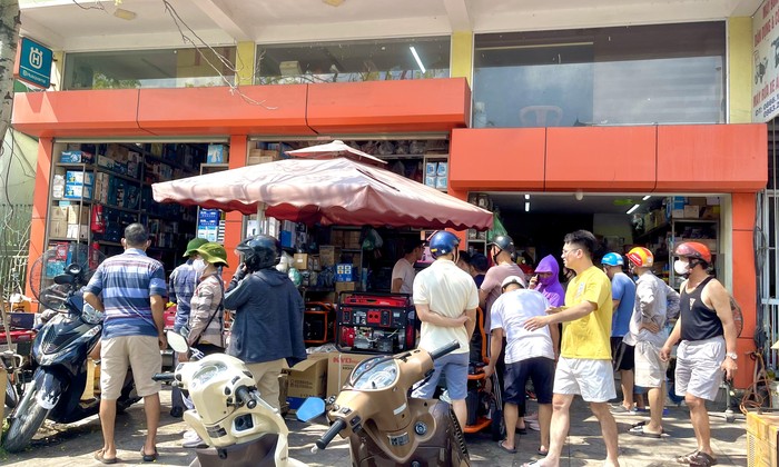 Quảng Ninh: Máy phát điện cháy hàng, quạt tích điện đội giá