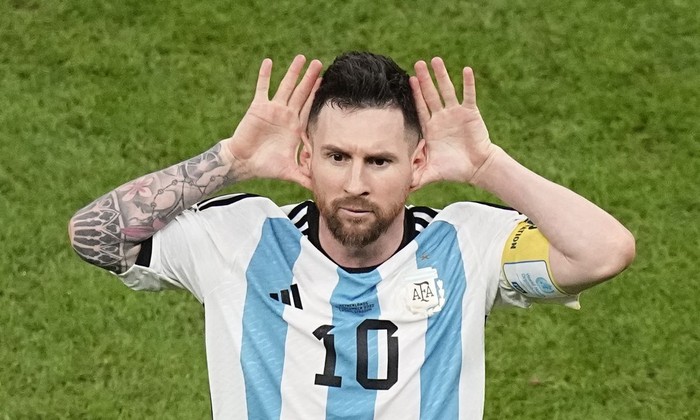 Messi hối hận vì cư xử không phải với Van Gaal