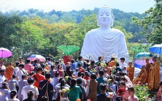 Video: Hơn 5 vạn người xếp hàng dâng hoa trong đại lễ Phật đản tại Bà Rịa - Vũng Tàu