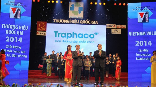 Ông Trần Túc Mã - TGĐ Traphaco vinh dự nhận biểu trưng thương hiệu.