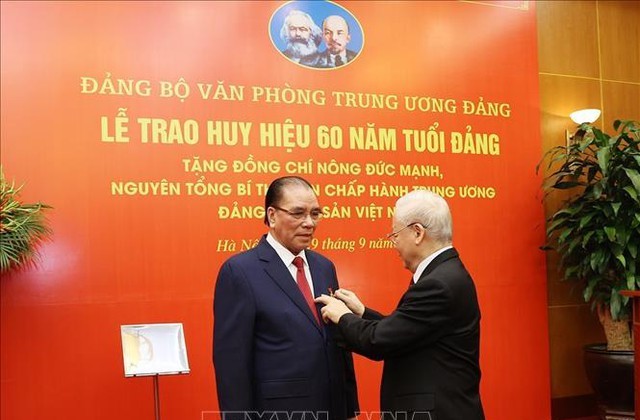 Tổng Bí thư Nguyễn Phú Trọng trao Huy hiệu 60 năm tuổi Đảng cho nguyên Tổng Bí thư Nông Đức Mạnh