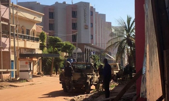 Bên ngoài khách sạn Radisson ở Mali, nơi các tay súng tấn công và bắt giữ con tin.