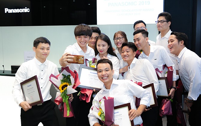 Trao gần 52 tỷ đồng học bổng cho sinh viên Việt Nam