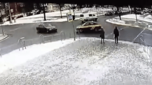 Hai người đi bộ may mắn thoát khỏi va chạm của ô tô