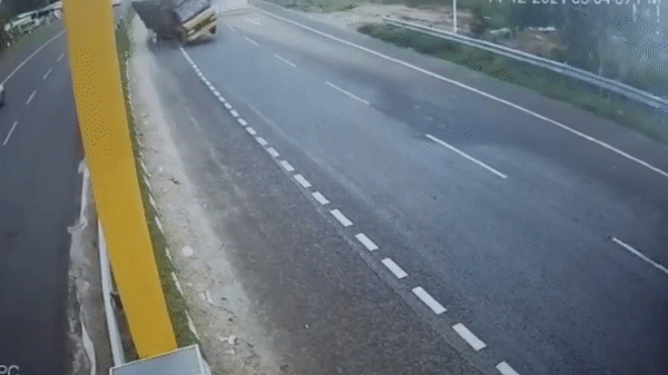 Xe tải mất lái đổ xuống đường