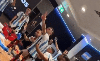 Thủ môn Argentina Emiliano Martinez ‘tiễn đưa’ Mbappe trong phòng thay đồ