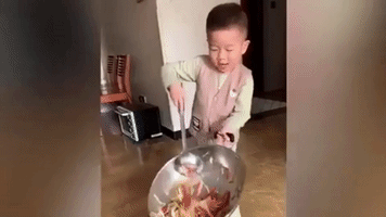 Cậu bé 3 tuổi tung chảo điêu luyện như đầu bếp chuyên nghiệp gây &apos;sốt&apos;
