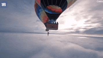 Nghẹt thở xem người đàn ông đi trên dây ở độ cao 1900 mét nối hai khinh khí cầu