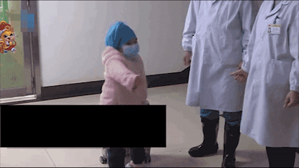 Video bé gái Hồ Bắc bị Covid-19 nhảy cảm ơn bác sĩ chăm sóc mình gây &apos;sốt&apos;