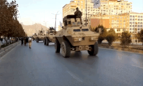 Xem Taliban diễu binh hoành tráng với xe bọc thép Mỹ, trực thăng Nga