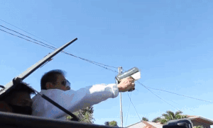 Philippines: Thị trưởng gây tranh cãi vì dùng súng phun tiền vào đám đông