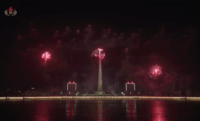 Biển người háo hức xem pháo hoa mừng năm mới 2022 ở Triều Tiên