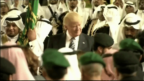 Rời xa thị phi, Tổng thống Donald Trump hòa mình vào điệu nhảy truyền thống của Ả Rập Saudi