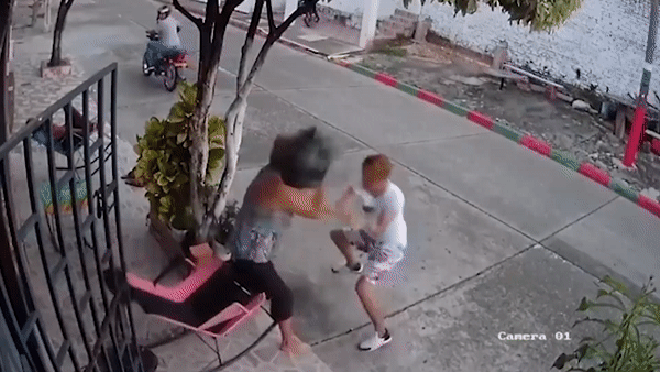 Thanh niên cướp điện thoại bị cụ bà giật mũ bảo hiểm đánh trả