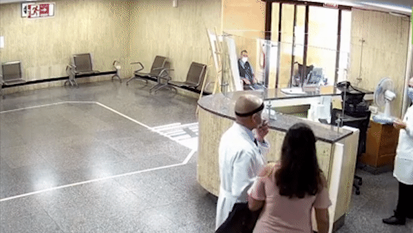 Khoảnh khắc vụ nổ hất tung sảnh bệnh viện ở Beirut