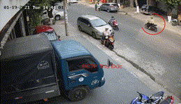 Tên cướp quay đầu xe, giật điện thoại của người đi đường