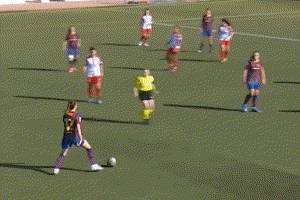 Nữ cầu thủ Barca ghi bàn sau pha lốp bóng