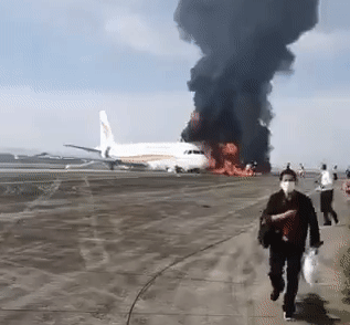Chiếc máy bay Tibet Airlines cháy trên đường băng ở Trùng Khánh