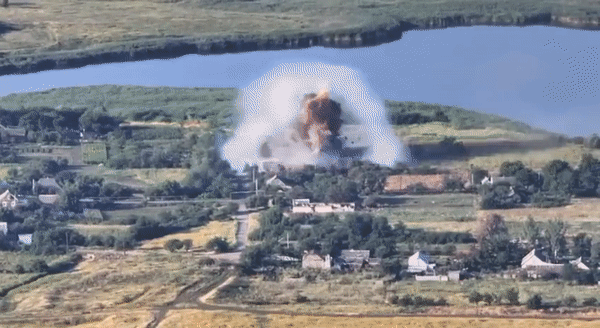 Video được chánh văn phòng tổng thống Ukraine đăng ngày 17/7 kèm với mô tả một kho đạn của Nga ở miền nam Ukraine vừa bị phá huỷ bằng pháo HIMARS