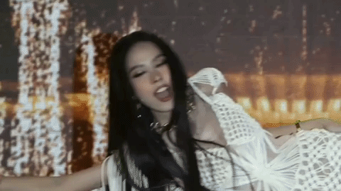 Á hậu Ngọc Hằng hát, nhảy hit của Hồ Ngọc Hà