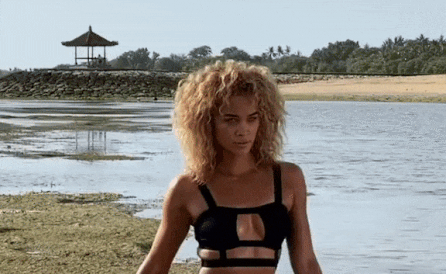 Người mẫu Đức Jasmine Sanders thả dáng hút mắt trên biển Bali