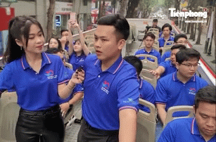 Gương mặt trẻ Việt Nam tiêu biểu 2022 trải nghiệm xe buýt hai tầng ở Thủ đô