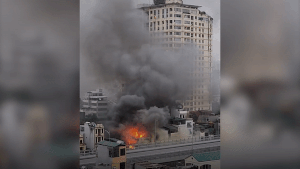 Hà Nội: Cháy ngùn ngụt tại 2 ngôi nhà cao tầng trên phố Minh Khai