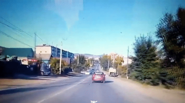 Tài xế cuống cuồng chạy theo xe đang trôi dốc