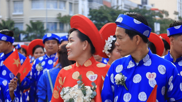 Clip 100 cặp đôi rạng ngời trong lễ cưới tập thể ngày 2/9