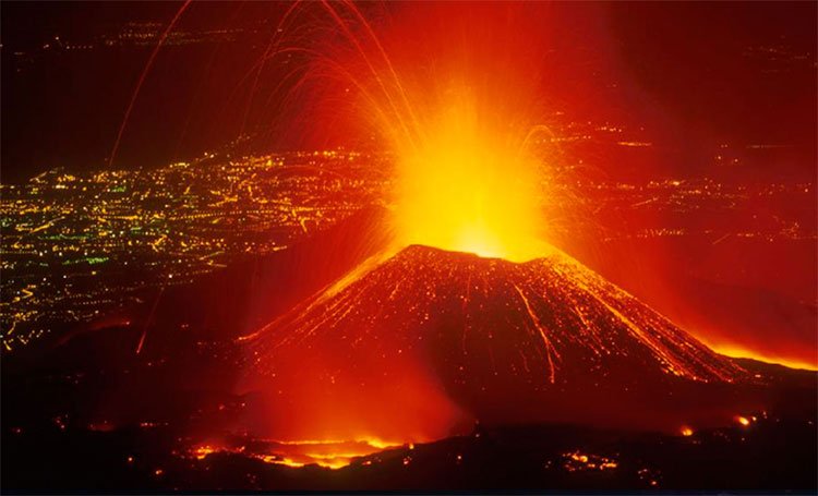 Núi lửa ở Italy phun trào 1 khách du lịch thiệt mạng  VOVVN