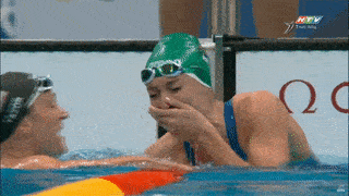 Diệu kỳ Olympic: Kình ngư Nam Phi khóc ngất vì lập kỷ lục thế giới, đối thủ ôm chúc mừng