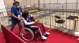 Vì sao nữ kiếm sĩ Nga ngồi xe lăn sau khi giành HCV?
