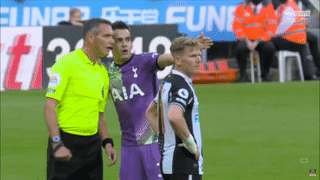 Ngôi sao Tottenham yêu cầu dừng trận đấu để cứu người